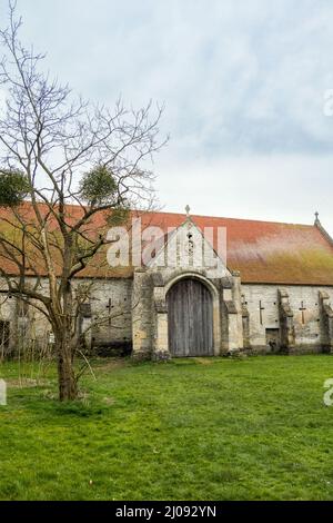 Großbritannien, England, Somerset, Pilton Village. Die Tithe Barn aus dem 12.. Jahrhundert wurde von Michael Evis vom Worthy Farm & Glastonbury Festival restauriert. Stockfoto