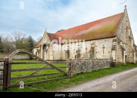 Großbritannien, England, Somerset, Pilton Village. 12.. Jahrhundert Tithe Scheune restauriert von Michael Evis von Worthy Farm & Glastonbury Festival. Stockfoto