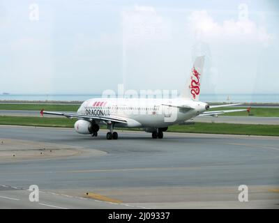 Flugzeug von der Stadt „die Luft“ im Internationalen Flughafen Hongkong, China, bereit für den Abflug Stockfoto