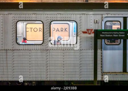 Passagiere in einem alten TTC-U-Bahn-Zug während der Coronavirus-Pandemie in Toronto, Kanada, 16. März 2022 Stockfoto