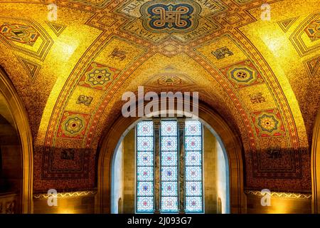 Mosaikdecke in der Rotunde, der zeremoniellen Eingangshalle im Royal Ontario Museum. Toronto, Kanada - 16. März 2022 Stockfoto