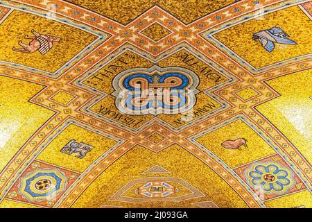 Mosaikdecke in der Rotunde, der zeremoniellen Eingangshalle im Royal Ontario Museum. Toronto, Kanada - 16. März 2022 Stockfoto