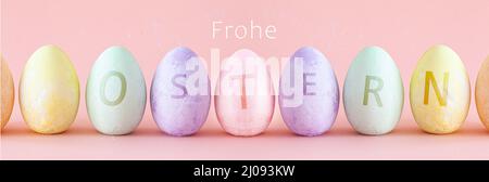 Pastell-Ostereier mit Text, der eine Reihe steht. Osterdekoration auf rosa Hintergrund Stockfoto