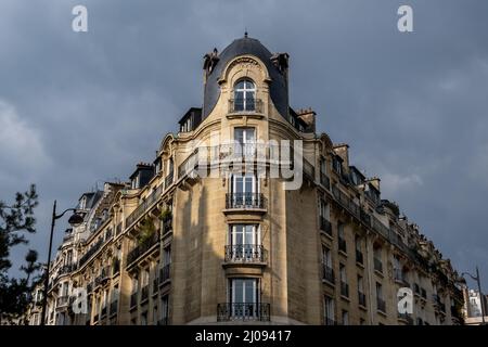 Eine klassische Fassade in Paris an einem bewölkten Tag Stockfoto