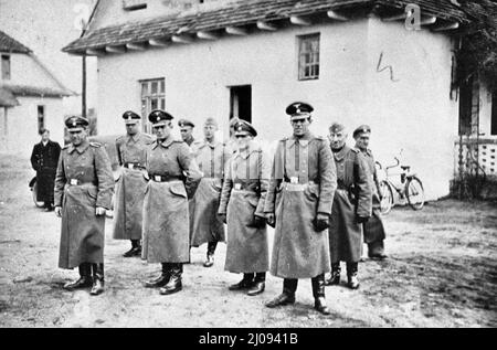 Belzec, ehemaliges deutsch-Nazi-Vernichtungslager, Gegend Lwowska Street. Auf diesem Foto sind die SS-Mitarbeiter außerhalb des Lagerumkreises aus den Sammlungen des Belzec-Museums und des Ghetto-Kämpfer-Hauses zu sehen. Deutsch besetzte Polen, 1942. Stockfoto