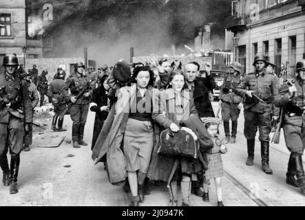 Aufstand im Warschauer Ghetto - Unterdrückung des Warschauer Ghettoaufstands - die gefangenen Juden werden von deutschen Waffen-SS-Soldaten zur Deportationsstelle geführt Stockfoto