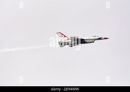 FAIRFORD, VEREINIGTES KÖNIGREICH - JULI 15 2017: Die USAF Thunderbirds Jagdgeschwader Jet F16 tritt am Himmel über Fairford auf. Stockfoto