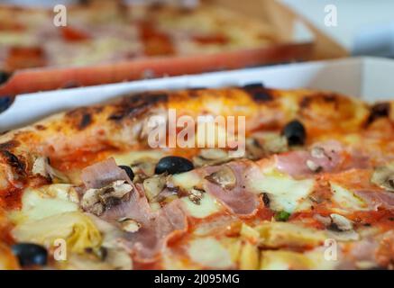 Pizza Capricciosa. Pizza mit Schinken, Oliven, Pilzen und Artischocken. Stockfoto