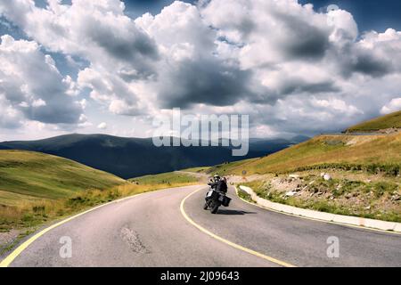 Eine Motorradfahrt auf einer Bergstraße in Rumänien Stockfoto