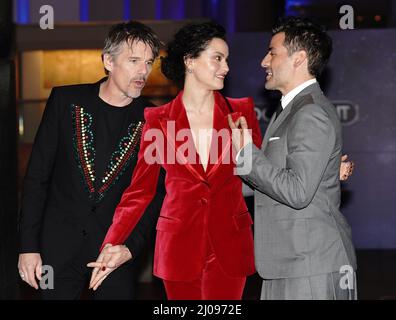 (L-R) Ethan Hawke, May Calamawy und Oscar Isaac kommen zur Vorführung von Disney+s Moon Knight im British Museum, London. Bilddatum: Donnerstag, 17. März 2022. Stockfoto