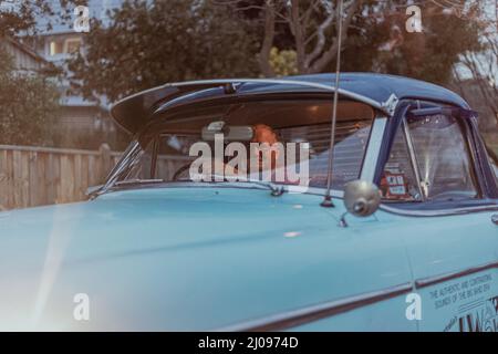 Der alte Holden-Autokollektor in seinem Auto Stockfoto
