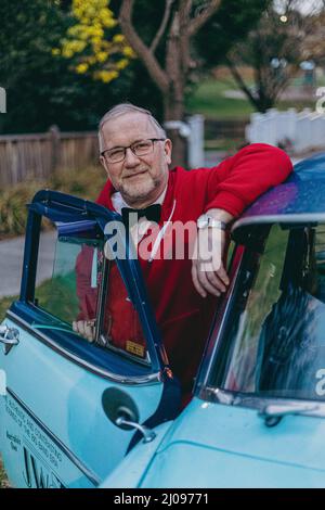 Der alte Holden-Autokollektor in seinem Auto Stockfoto