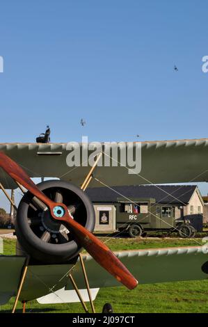 Das Stow Maries Aerodrome wurde 1916 gebaut, um den Zugang nach London zu verteidigen. Erinnerungsveranstaltung mit Hundekampf über nachgebauten RFC-LKW und Doppeldecker Stockfoto