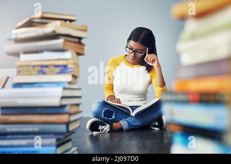 Sie muss sich konzentrieren, das Finale rückt näher. Aufnahme einer jungen Studentin, die zu Hause studiert. Stockfoto