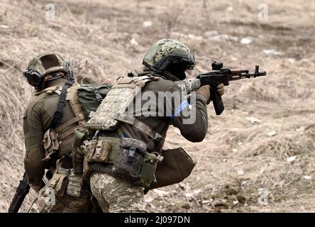 Soldaten im Kampf. Ukrainische Soldaten mit Sturmgewehr nehmen an taktischen Übungen Teil. Stockfoto