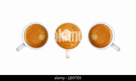 Drei Tassen schaumigen Kaffees in Reihe auf weißem Hintergrund Stockfoto