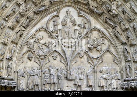 Prédication et lapidation de Saint-Etienne. Tympan. Cathédrale Saint-Etienne. Sens. Frankreich. / Predigt und Steinigung des heiligen Stephanus. Tympanon der St. St. Stockfoto