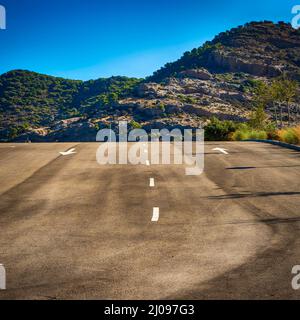 Einsame Straße in der Landschaft von Isla Cristina, Caisz Stockfoto