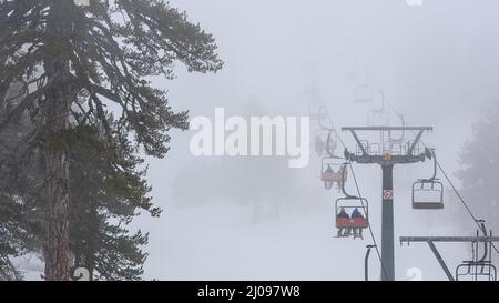 Skilift im Nebel, Wintersport bei schlechtem Wetter. Skigebiet Mount Olympus, Zypern Stockfoto