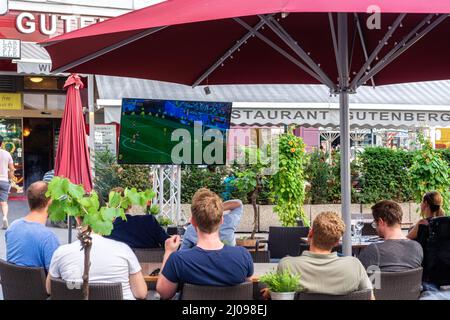 Wien, Österreich, Juli 3: Bürger und Gäste der Stadt beobachten die WM am 3. Juli 2018 in einem der Straßencafés der Stadt Wien. Stockfoto