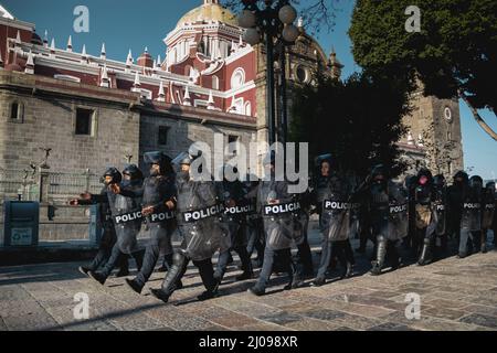 Weibliche Polizisten bereiten sich darauf vor, feministische Demonstranten für den internationalen Frauentag zu verdrängen Stockfoto