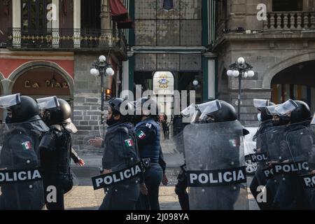 Weibliche Polizisten bereiten sich darauf vor, feministische Demonstranten für den internationalen Frauentag zu verdrängen Stockfoto