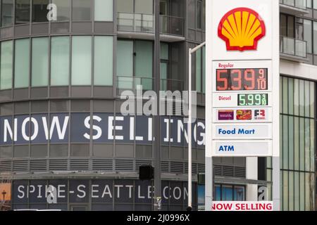 Seattle, USA. 17. März 2022. Bleifreies Gas an der Shell-Tankstelle auf Denny Way und Wall Street im Schatten der Space Needle, das bei $5,39 Gallonen erhöht bleibt. Nach der russischen Invasion in der Ukraine am 24.. Februar stiegen die Gaspreise in den Vereinigten Staaten. Die kämpfenden Amerikaner haben es mit einer sprunghaft ansteigenden Inflation und steigenden Mieten zu tun, da die Beschränkungen von Covid-19 nachlassen und sich die Welt öffnet. James Anderson/Alamy Live News Stockfoto