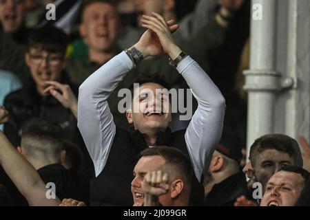 Liverpool, Großbritannien. 17. März 2022. Newcastle Fans singen in Liverpool, Vereinigtes Königreich am 3/17/2022. (Foto von Craig Thomas/News Images/Sipa USA) Quelle: SIPA USA/Alamy Live News Stockfoto