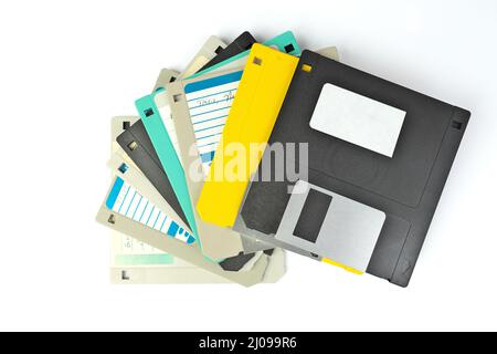 Ein Stapel von 3,5-Zoll-Disketten für den Hintergrund. Digitale Speichertechnologie im Retro-Design. Stockfoto