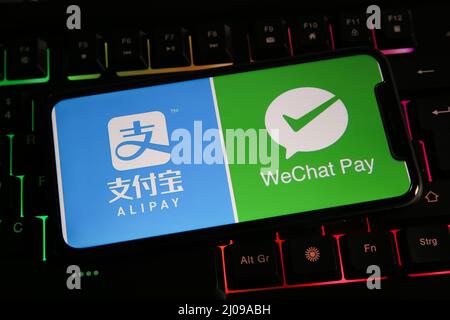 Viersen, Deutschland - März 9. 2022: Nahaufnahme des Handybildschirms mit Logos von chinesischem alipay und wechat zusammen auf der Computertastatur Stockfoto