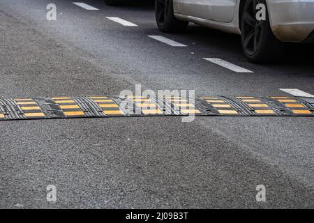 Verkehrssicherheit Geschwindigkeitsstoß auf einer asphaltierten Straße in einem Parkplatz in Bukarest, Rumänien, 2020 Stockfoto
