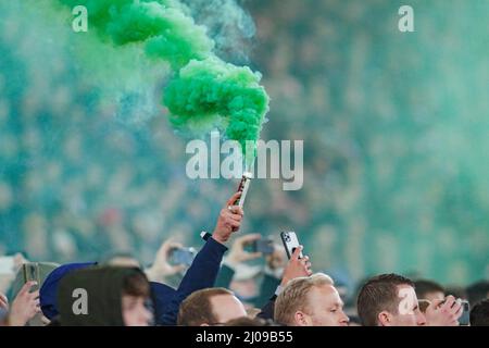 Rotterdam, Niederlande. 17. März 2022. ROTTERDAM, NIEDERLANDE - 17. MÄRZ: Fan mit Feuerwerk während des UEFA Conference League-Spiels zwischen Feyenoord und FK Partizan in de Kuip am 17. März 2022 in Rotterdam, Niederlande (Foto von Peter Lous/Orange Picics) Credit: Orange Pics BV/Alamy Live News Stockfoto