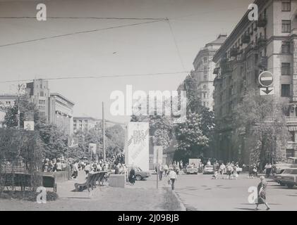 Schwarzweiß-Foto, das ursprünglich im Mai 1990 aufgenommen wurde, mit einem Banner zum Gedenken an den Tag des Sieges. Fotografiert in Kiew, Ukraine, als es noch Teil der war Stockfoto