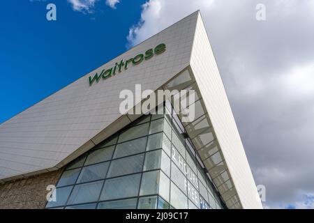 Basingstoke, Hampshire, Großbritannien - 18 2022. März: Waitrose Store auf Basing View Stockfoto