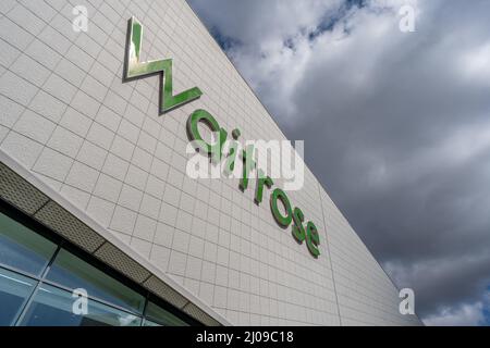 Basingstoke, Hampshire, Großbritannien - 18 2022. März: Waitrose Store auf Basing View Stockfoto