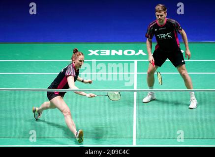 Die Engländerinnen Marcus Ellis und Lauren Smith (links) treten am zweiten Tag der YONEX All England Open Badminton Championships in der utilita Arena Birmingham gegen die Japaner Yuki Kaneko und Misaki Matsutomo in Aktion. Bilddatum: Donnerstag, 17. März 2022. Stockfoto