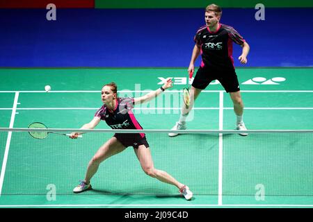 Die Engländerinnen Marcus Ellis und Lauren Smith (links) treten am zweiten Tag der YONEX All England Open Badminton Championships in der utilita Arena Birmingham gegen die Japaner Yuki Kaneko und Misaki Matsutomo in Aktion. Bilddatum: Donnerstag, 17. März 2022. Stockfoto