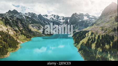 Luftaufnahme des smaragdgrünen Sees im Bergzirkus. Nationalpark und Naturattraktionen. Konzept für Wildnis und Erholung im Freien Stockfoto
