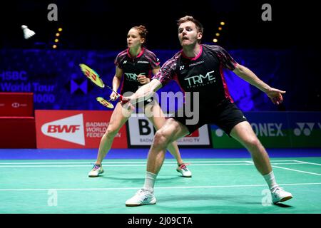 Die Engländerinnen Marcus Ellis und Lauren Smith (links) treten am zweiten Tag der YONEX All England Open Badminton Championships in der utilita Arena Birmingham gegen die Japaner Yuki Kaneko und Misaki Matsutomo in Aktion. Bilddatum: Donnerstag, 17. März 2022. Stockfoto