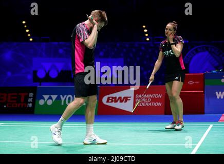 Die Engländerinnen Marcus Ellis und Lauren Smith (links) treten am zweiten Tag der YONEX All England Open Badminton Championships in der utilita Arena Birmingham gegen die Japaner Yuki Kaneko und Misaki Matsutomo in Aktion. Bilddatum: Donnerstag, 17. März 2022. Stockfoto