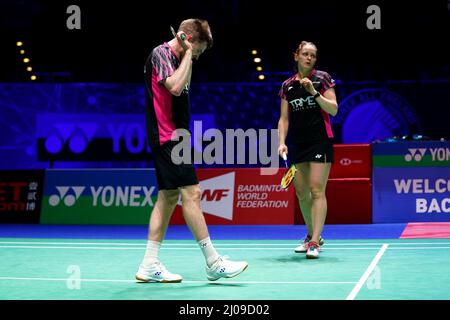 Die Engländerinnen Marcus Ellis und Lauren Smith (links) treten am zweiten Tag der YONEX All England Open Badminton Championships in der utilita Arena Birmingham gegen die Japaner Yuki Kaneko und Misaki Matsutomo in Aktion. Bilddatum: Donnerstag, 17. März 2022. Stockfoto