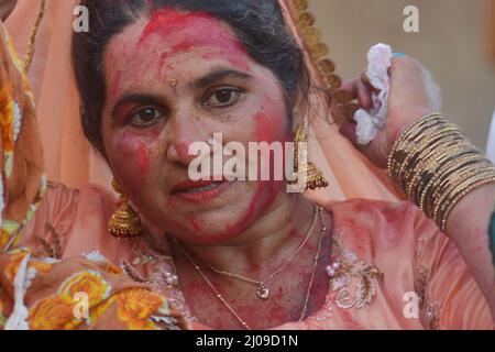 Bahawalpur, Punjab, Pakistan. 15. März 2022. Mitglieder von Rwadari Tehreek Pakistan und Hindu-Gemeinschaft feiern ihr religiöses Fest von Holi, bekannt als Fest der Farben in einem Dorf im Distrikt Bahawalpur. Holi markiert den Beginn des Frühlings und den Triumph des Guten über das Böse. Zu den Feierlichkeiten gehört das Werfen von farbenfroher Farbe, Pulver und Wasser auf die Menschen. Holi beobachtete in Pakistan am Ende der Wintersaison auf dem letzten Vollmond des Mondmonats. (Bild: © Rana Sajid Hussain/Pacific Press via ZUMA Press Wire) Stockfoto