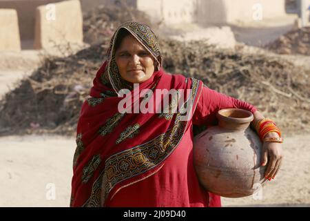 Bahawalpur, Punjab, Pakistan. 15. März 2022. Mitglieder von Rwadari Tehreek Pakistan und Hindu-Gemeinschaft feiern ihr religiöses Fest von Holi, bekannt als Fest der Farben in einem Dorf im Distrikt Bahawalpur. Holi markiert den Beginn des Frühlings und den Triumph des Guten über das Böse. Zu den Feierlichkeiten gehört das Werfen von farbenfroher Farbe, Pulver und Wasser auf die Menschen. Holi beobachtete in Pakistan am Ende der Wintersaison auf dem letzten Vollmond des Mondmonats. (Bild: © Rana Sajid Hussain/Pacific Press via ZUMA Press Wire) Stockfoto