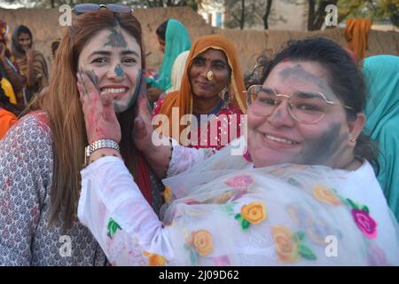 Bahawalpur, Punjab, Pakistan. 15. März 2022. Mitglieder von Rwadari Tehreek Pakistan und Hindu-Gemeinschaft feiern ihr religiöses Fest von Holi, bekannt als Fest der Farben in einem Dorf im Distrikt Bahawalpur. Holi markiert den Beginn des Frühlings und den Triumph des Guten über das Böse. Zu den Feierlichkeiten gehört das Werfen von farbenfroher Farbe, Pulver und Wasser auf die Menschen. Holi beobachtete in Pakistan am Ende der Wintersaison auf dem letzten Vollmond des Mondmonats. (Bild: © Rana Sajid Hussain/Pacific Press via ZUMA Press Wire) Stockfoto