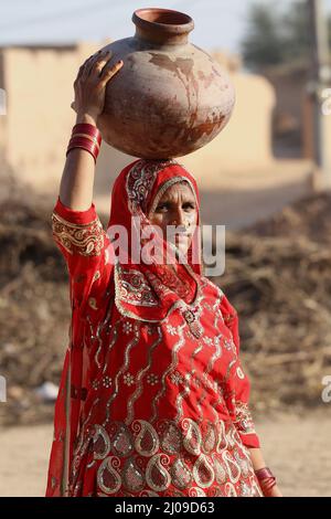 Bahawalpur, Punjab, Pakistan. 15. März 2022. Mitglieder von Rwadari Tehreek Pakistan und Hindu-Gemeinschaft feiern ihr religiöses Fest von Holi, bekannt als Fest der Farben in einem Dorf im Distrikt Bahawalpur. Holi markiert den Beginn des Frühlings und den Triumph des Guten über das Böse. Zu den Feierlichkeiten gehört das Werfen von farbenfroher Farbe, Pulver und Wasser auf die Menschen. Holi beobachtete in Pakistan am Ende der Wintersaison auf dem letzten Vollmond des Mondmonats. (Bild: © Rana Sajid Hussain/Pacific Press via ZUMA Press Wire) Stockfoto