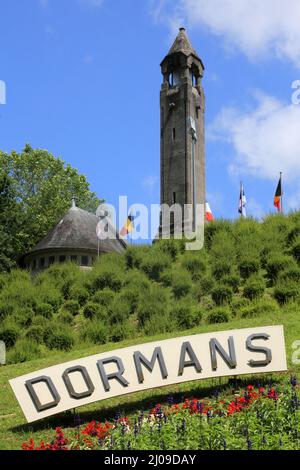 Parterre de Fleurs. Le Mémorial des Batailles de la Marne. Champagne-Ardennen. La Marne. 1921-1931. Dormans. Frankreich. / Blumenbeet. Das Denkmal der Stockfoto