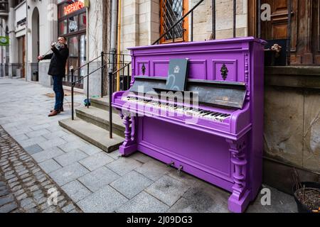 Lviv, Ukraine - 16. März 2022: Violettes Klavier in der Lviv-Straße Stockfoto