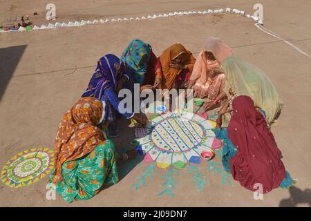 Bahawalpur, Punjab, Pakistan. 15. März 2022. Mitglieder von Rwadari Tehreek Pakistan und Hindu-Gemeinschaft feiern ihr religiöses Fest von Holi, bekannt als Fest der Farben in einem Dorf im Distrikt Bahawalpur. Holi markiert den Beginn des Frühlings und den Triumph des Guten über das Böse. Zu den Feierlichkeiten gehört das Werfen von farbenfroher Farbe, Pulver und Wasser auf die Menschen. Holi beobachtete in Pakistan am Ende der Wintersaison auf dem letzten Vollmond des Mondmonats. (Bild: © Rana Sajid Hussain/Pacific Press via ZUMA Press Wire) Stockfoto