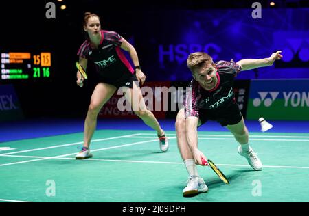 Die Engländerinnen Marcus Ellis und Lauren Smith (links) treten am zweiten Tag der YONEX All England Open Badminton Championships in der utilita Arena Birmingham gegen die Japaner Yuki Kaneko und Misaki Matsutomo in Aktion. Bilddatum: Donnerstag, 17. März 2022. Stockfoto