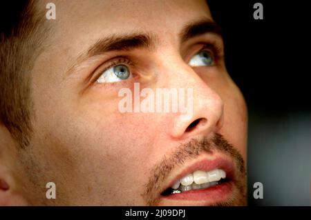 Gesicht von 30s Mann mit Spitzbart und blauen Augen bei einem Familientreffen mit Verwandten und kurzen Haaren Stockfoto